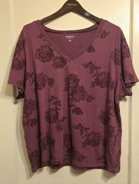 Torrid Heritage Jersey V-Neck Tee Size 1 Floral Burgundy Cotton Relaxed Fit Out